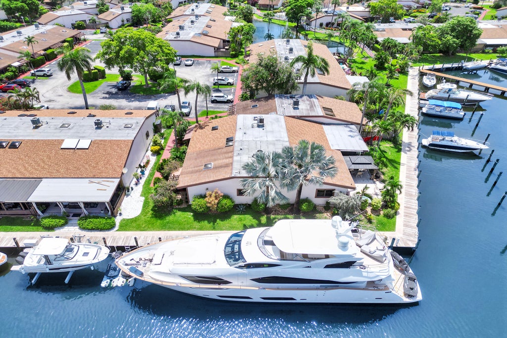 2649 Parkview Dr S, Hallandale