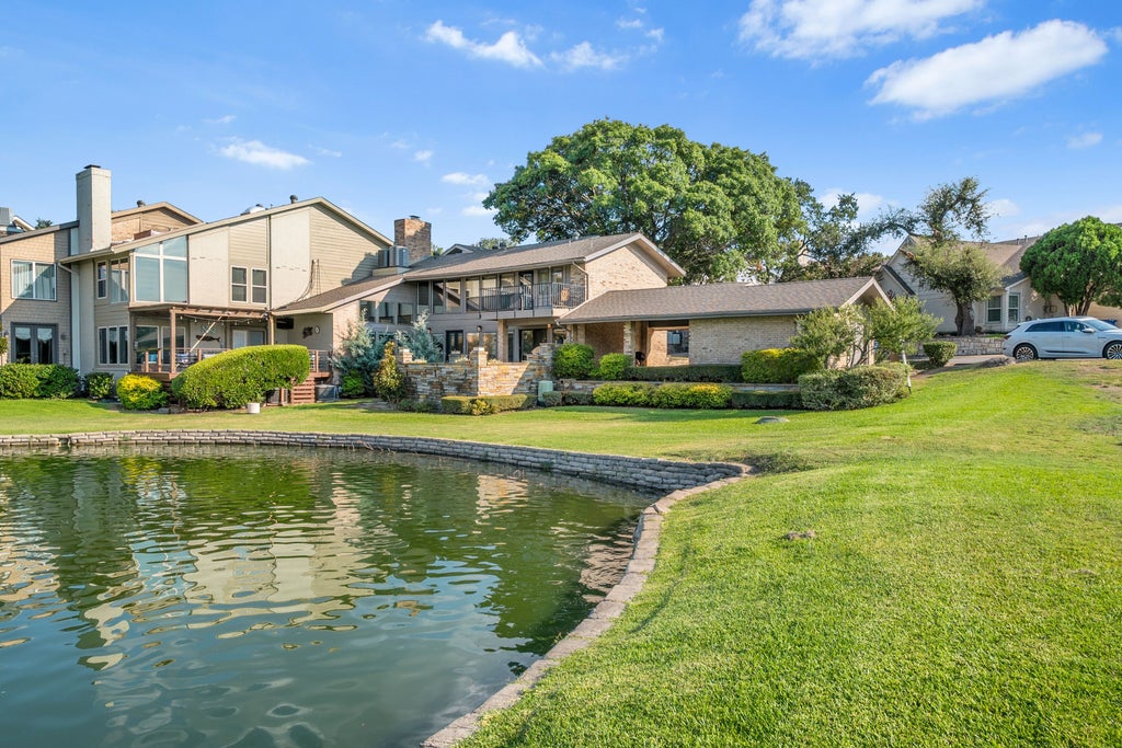 1 Country Lake Dr, Carrollton