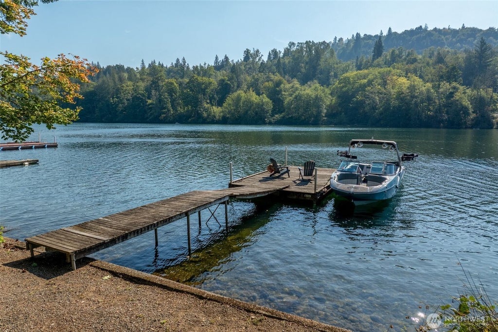 137 Lake Rd, Silver Creek