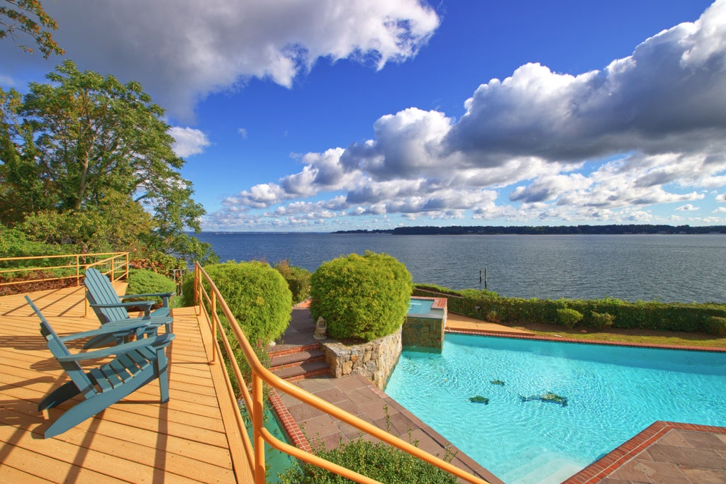 15 Gatsby Ln, Great Neck