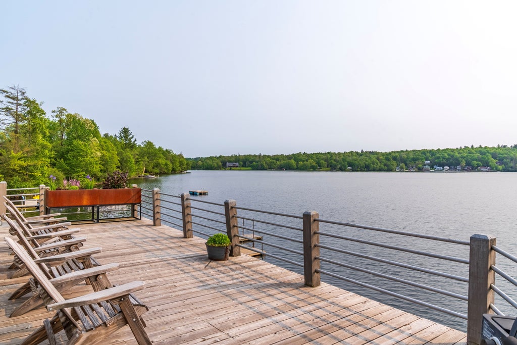 13 W Shore Rd, Kauneonga Lake