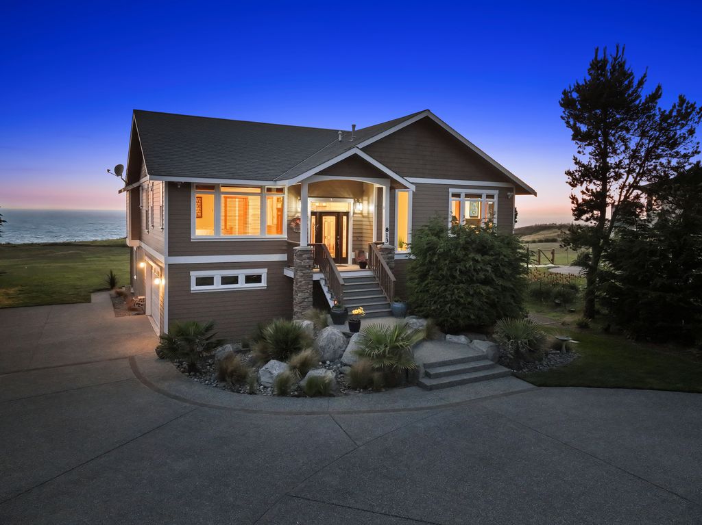 813 Bergwacht Pl, Coupeville