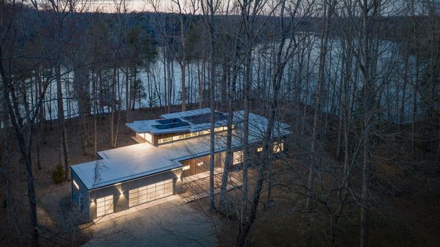 928 Shorefront Ln, Hillsborough