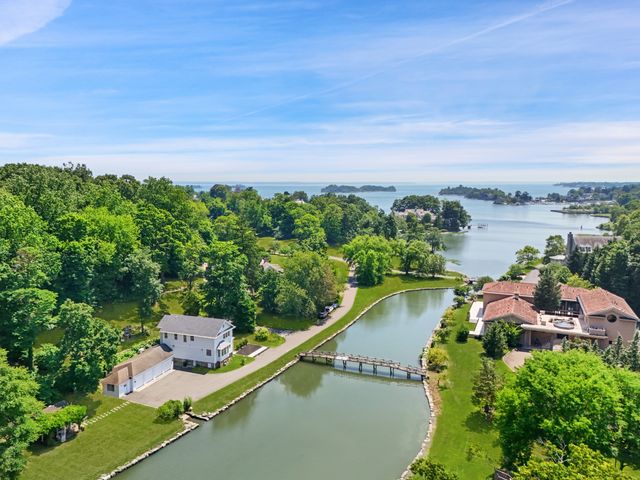 31 Meadow Wood Dr, Greenwich
