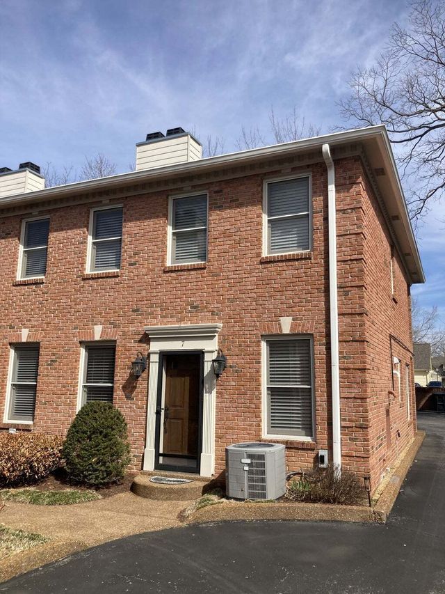228 4th Ave N 7, Franklin