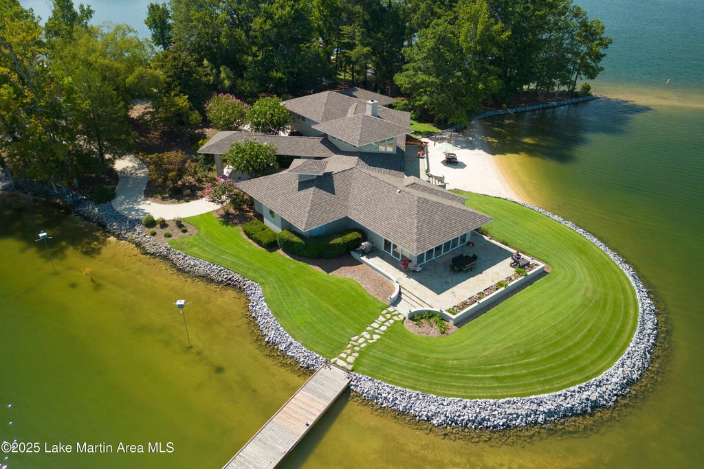 1020 Wake Robin, Eclectic