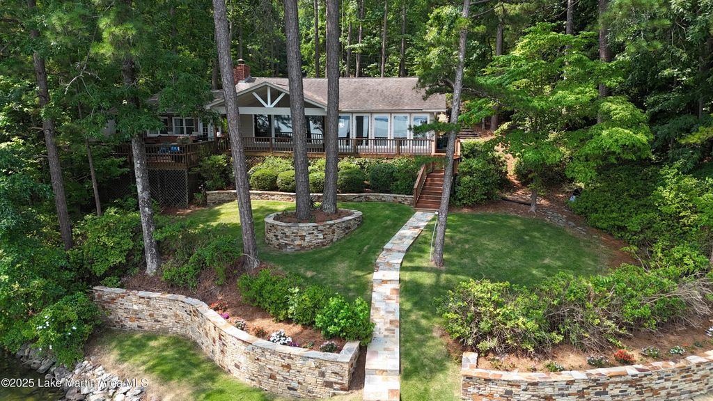 195 Honeysuckle Hill, Tallassee