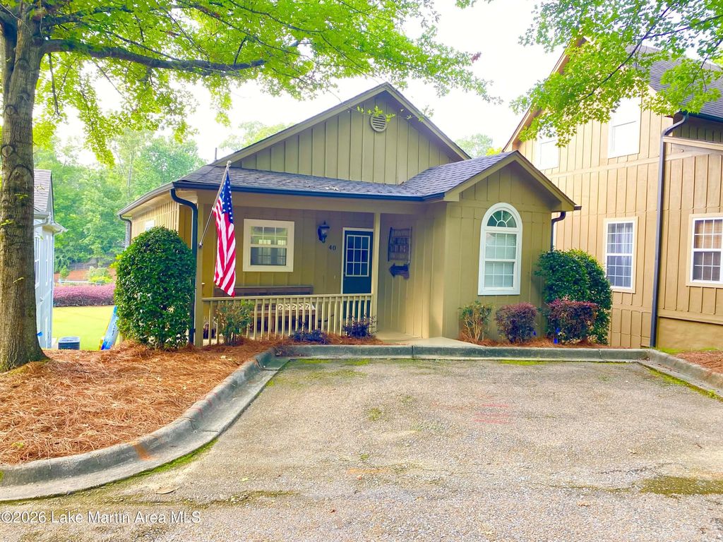 40 Honeysuckle Ln, Eclectic