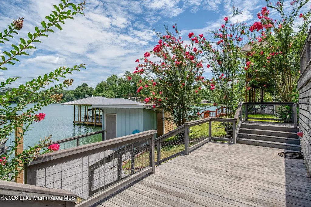 290 Holley Cir, Eclectic