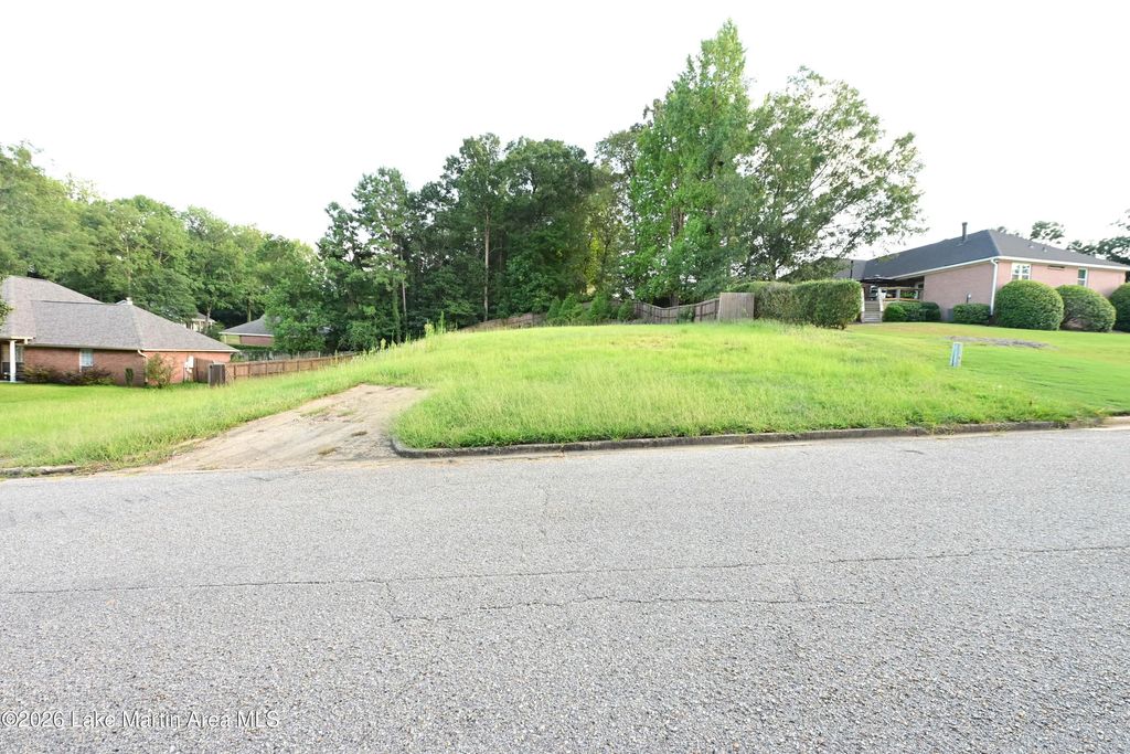 138 Lake Bend Dr, Elmore