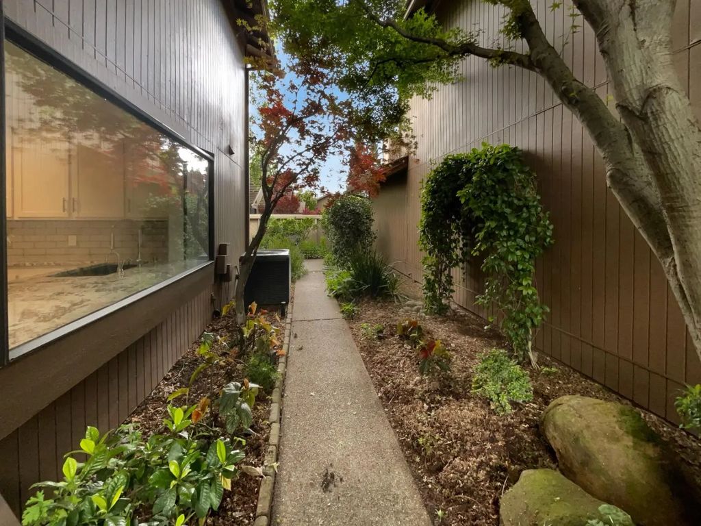 2002 Discovery Village Lane, Gold River