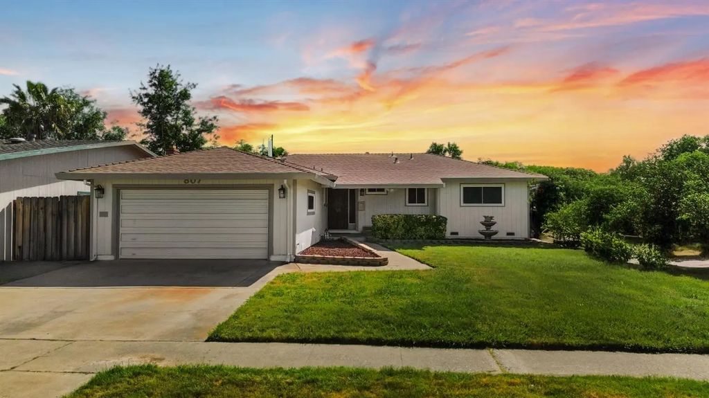 807 Oak Ridge Dr, Roseville