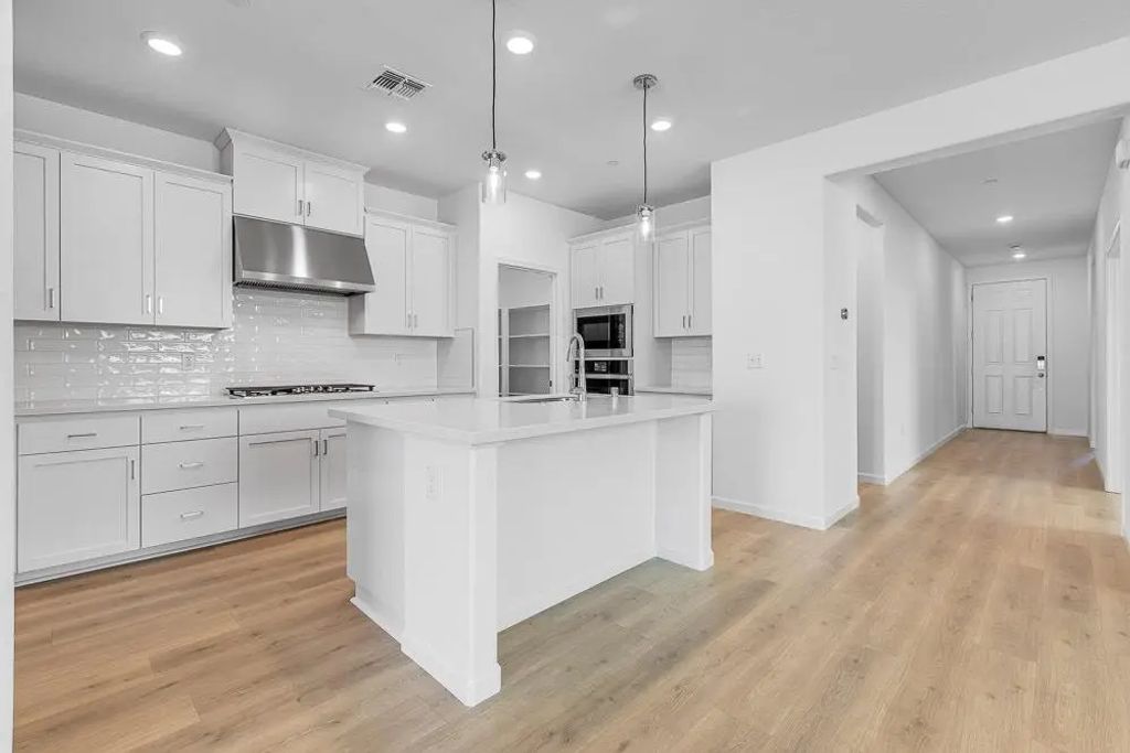 1636 Red Lake Way, Lincoln