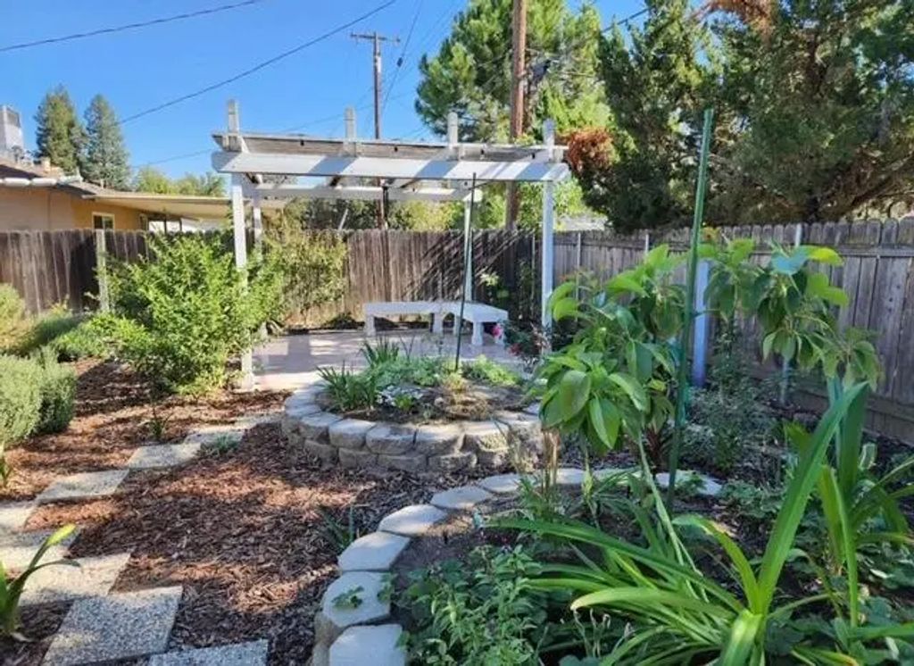 915 Athan Way, Roseville