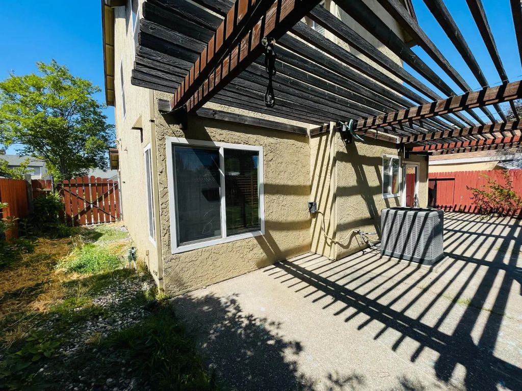 1439 New England Drive, Roseville