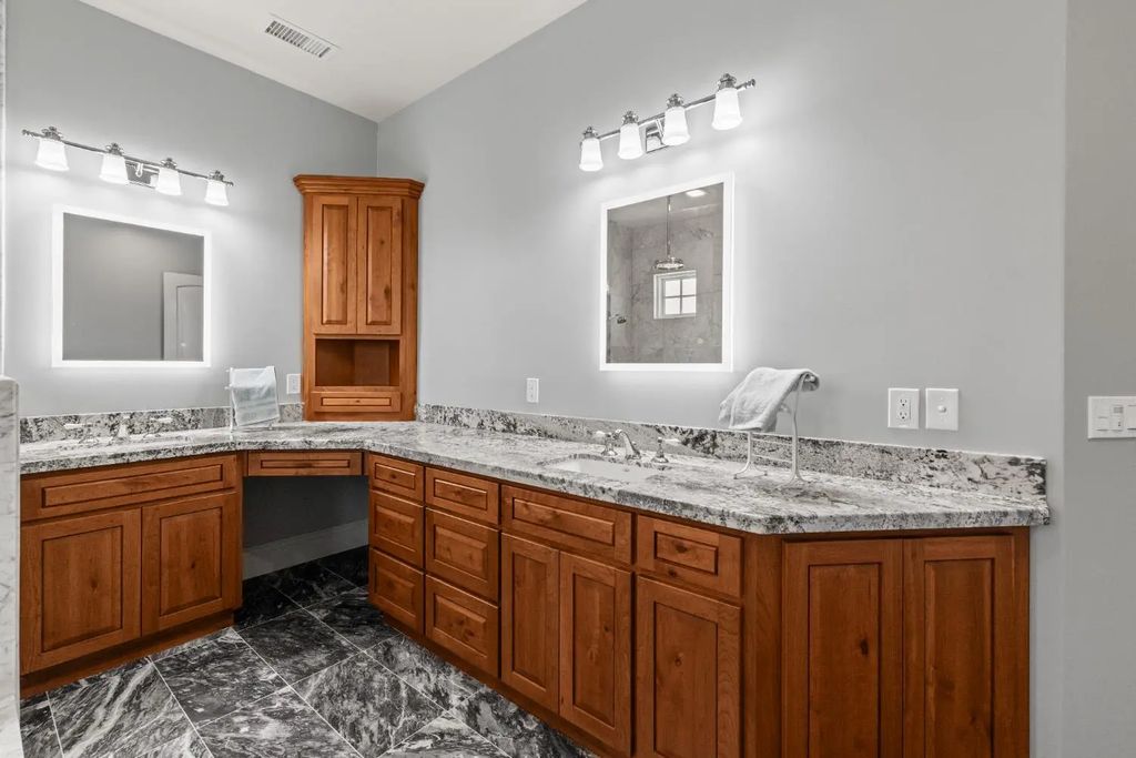 2483 Manhattan, Auburn