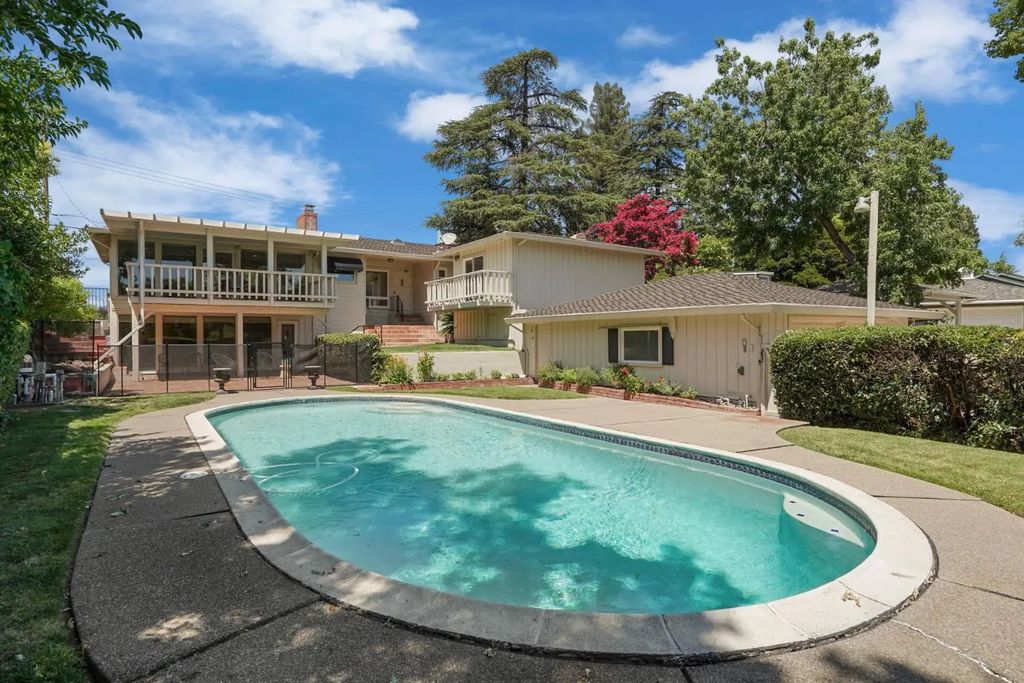 411 King Road, Roseville