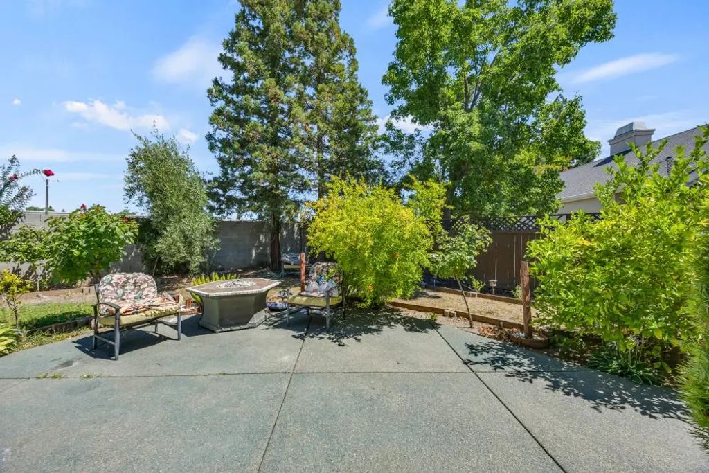 5127 Walnut Pointe Lane, Carmichael