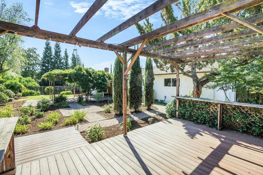 7043 Los Olivos Way, Carmichael