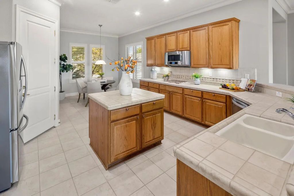 1047 Overland Lane, Lincoln