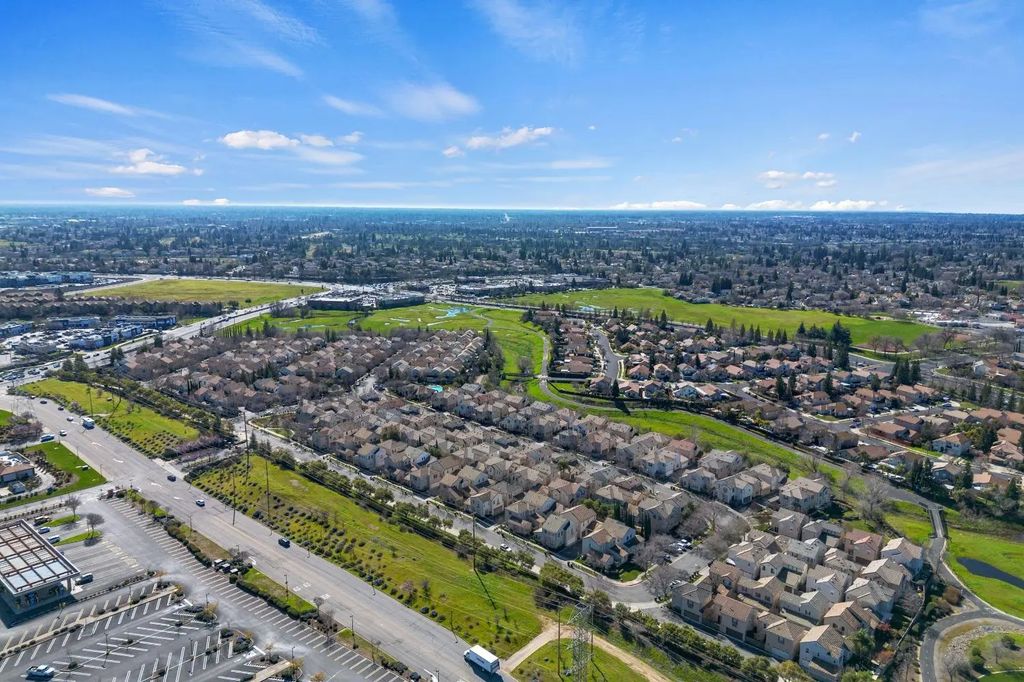 76 Chambord Way, Roseville