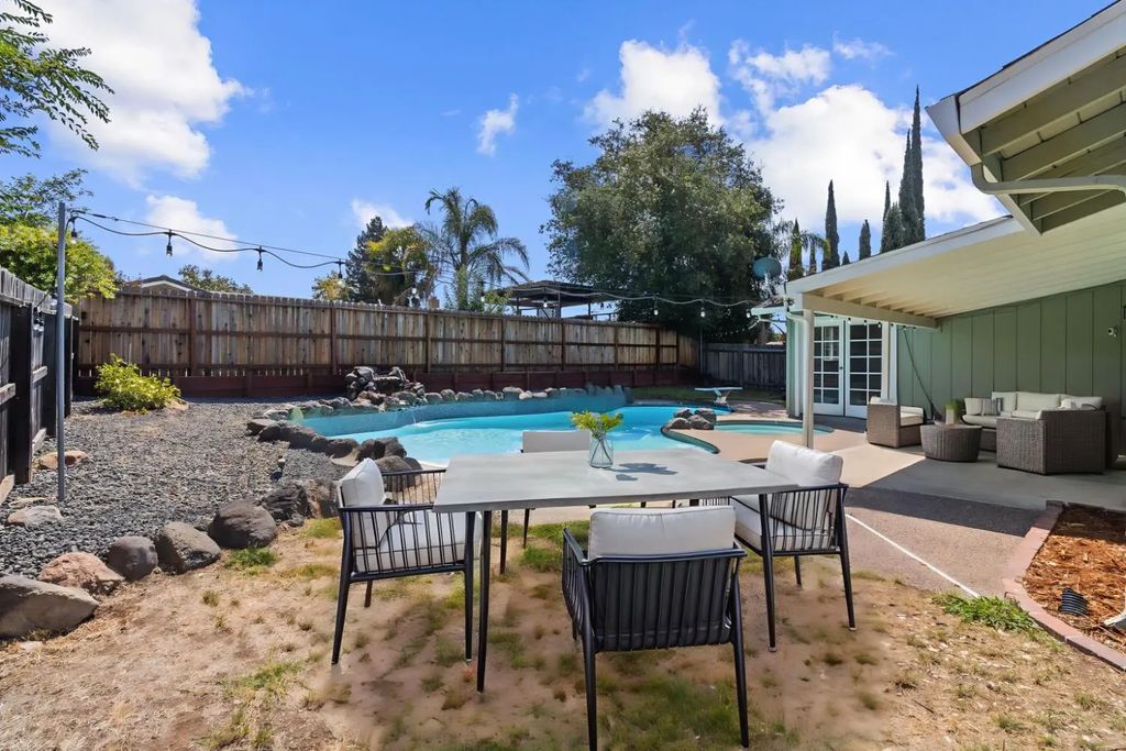 1527 Crestmont Avenue, Roseville