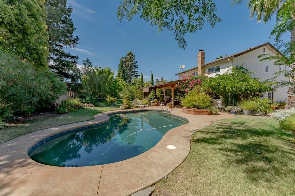 1004 Woodcrest Court, Roseville