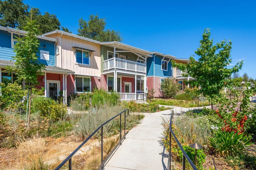 4025 New York Avenue 208, Fair Oaks