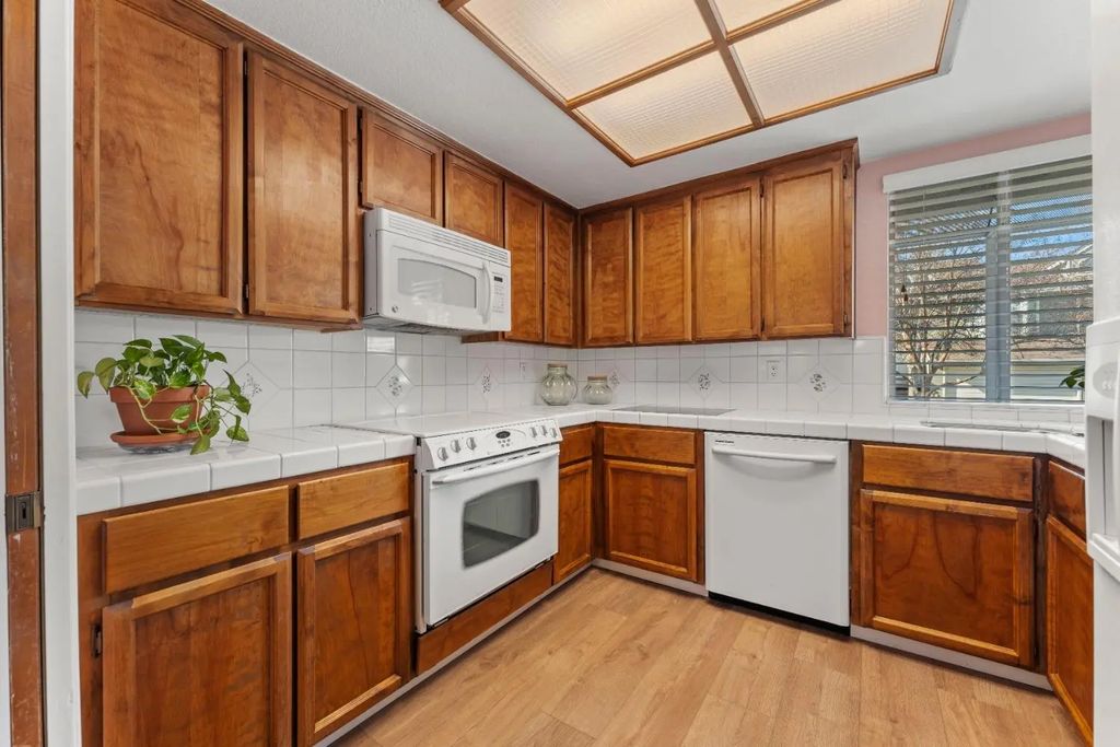 121 Valley Oak Dr., Roseville
