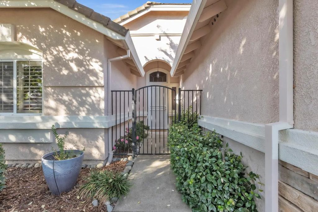 7225 School House Lane, Roseville