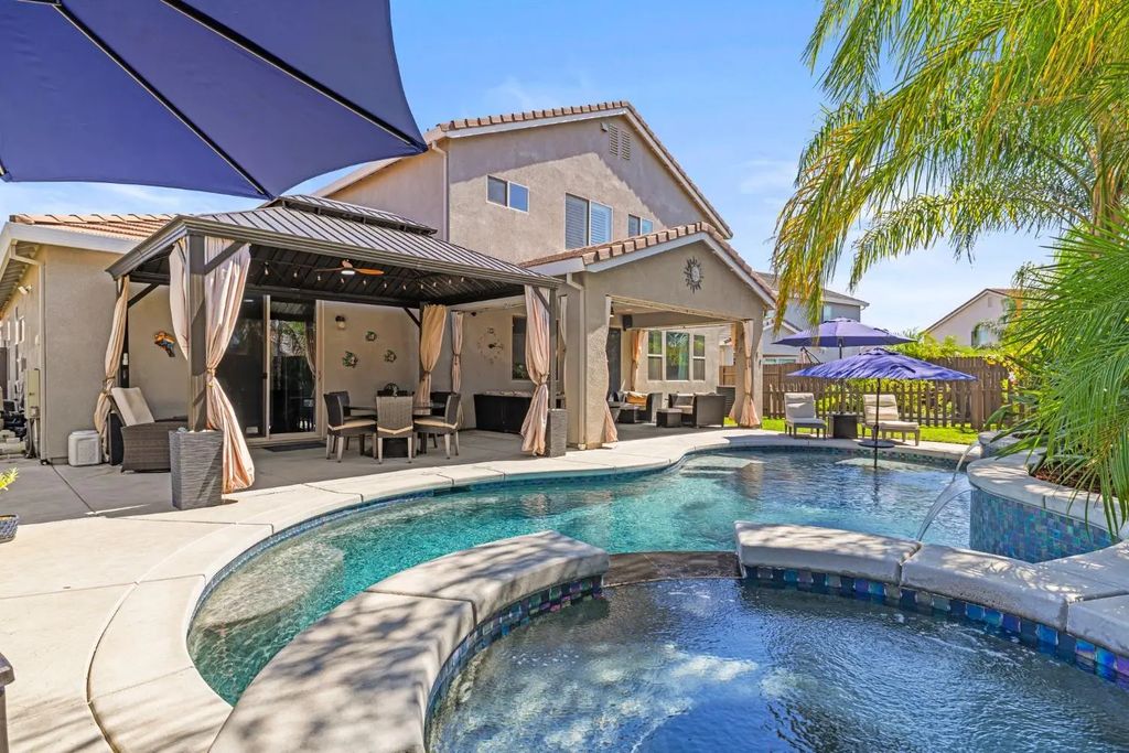 2216 Cumberland Loop, Roseville