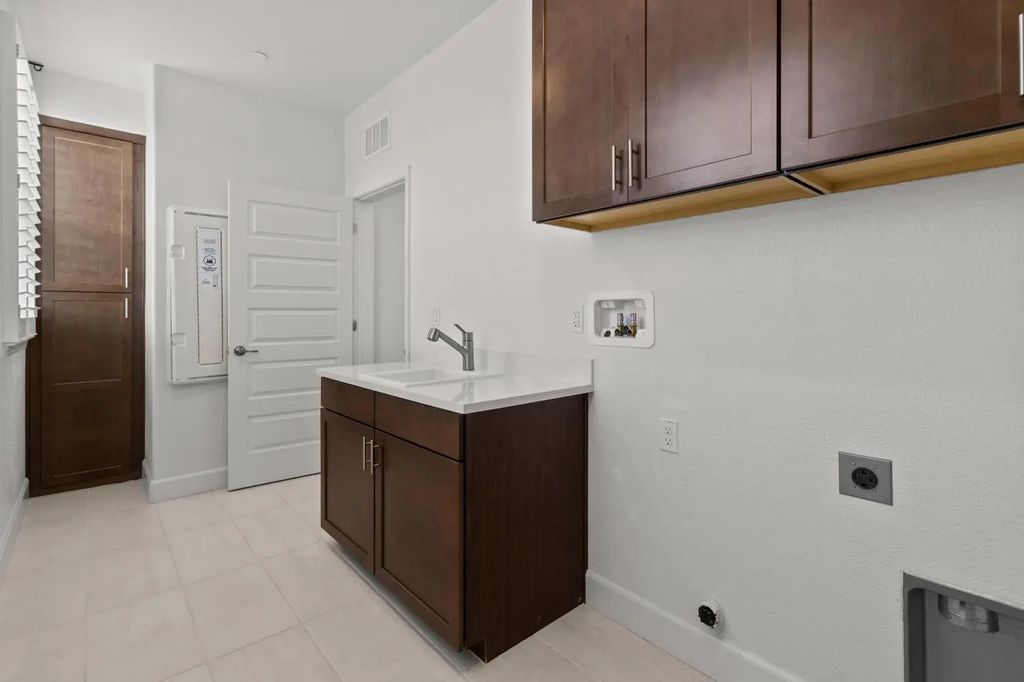 6089 Waddington Way, Roseville