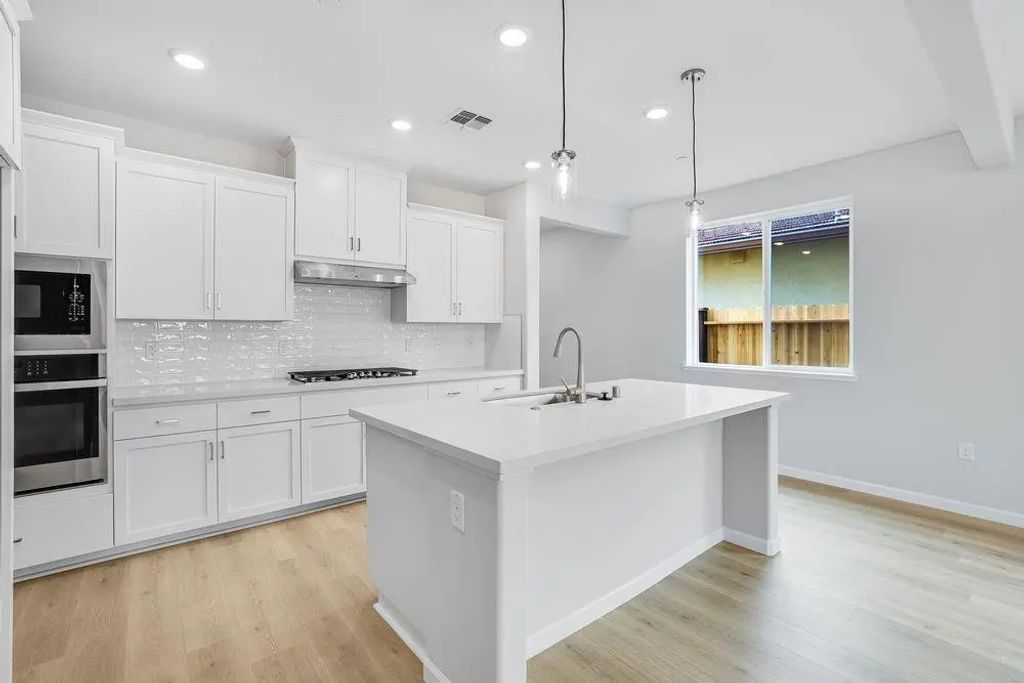 1592 Edgewood Lane, Lincoln