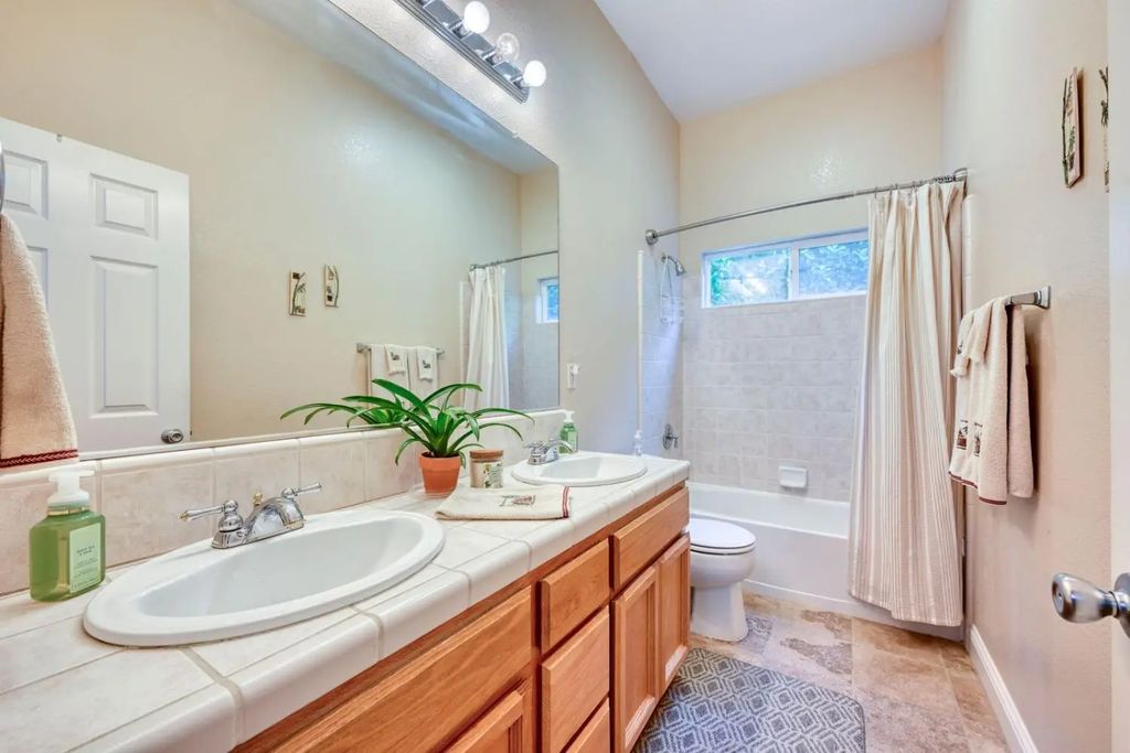 2065 Shropshire, Roseville