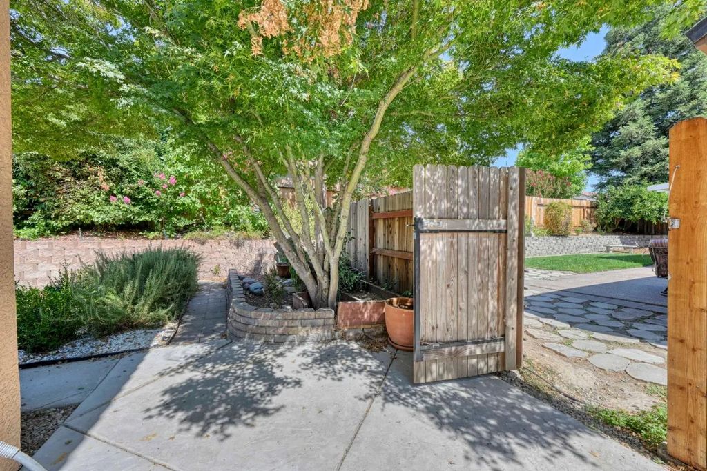 2057 Shropshire, Roseville