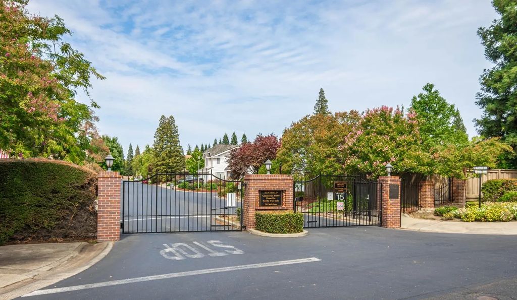 2203 Banbury Circle, Roseville