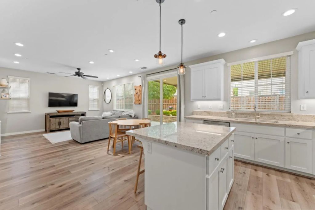 1217 Oakbriar Circle, Roseville