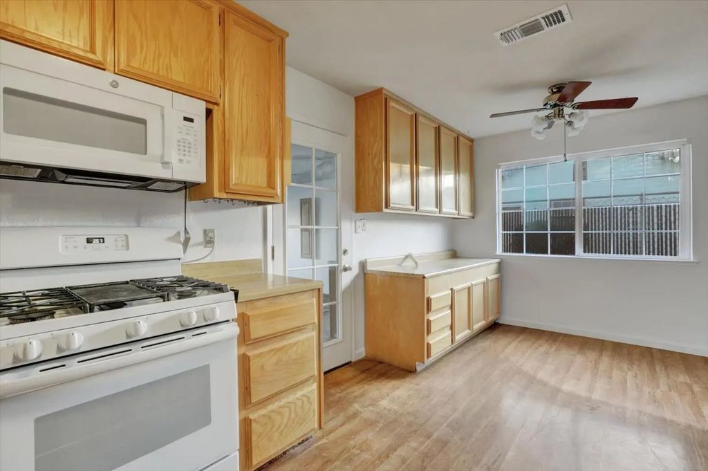 1158 Brookside Court, Lincoln