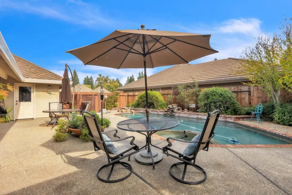 1046 Kensington Drive, Roseville