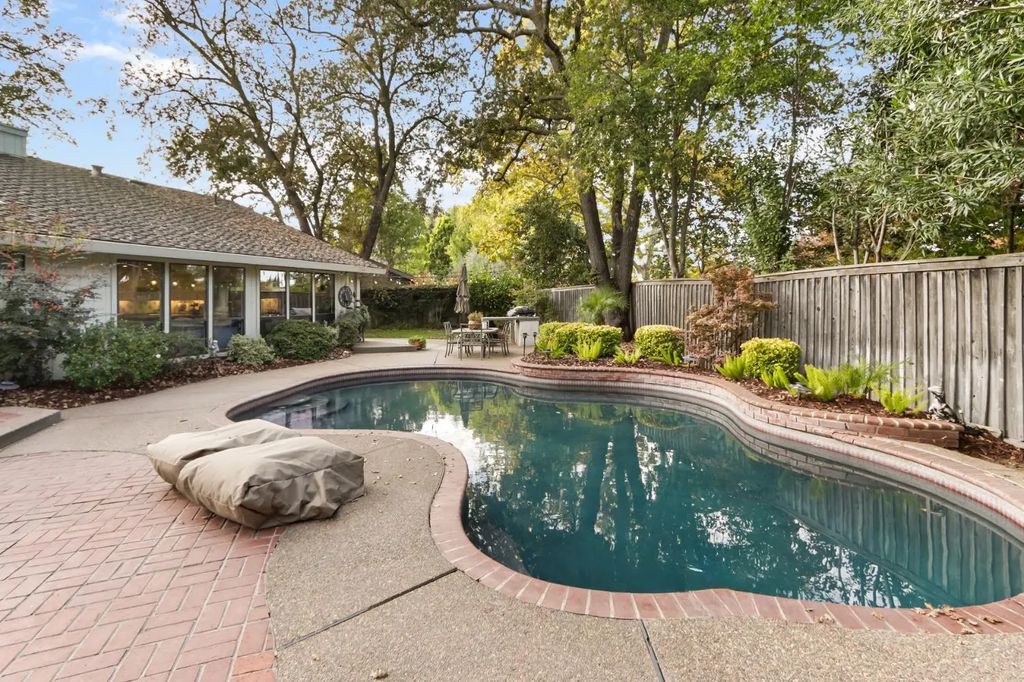 3328 Oak Stream Court, Carmichael