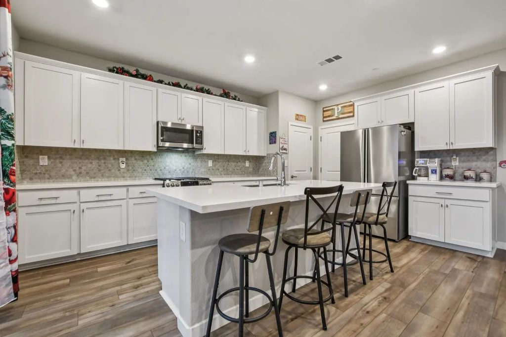 1008 Solar Flare Way, Roseville