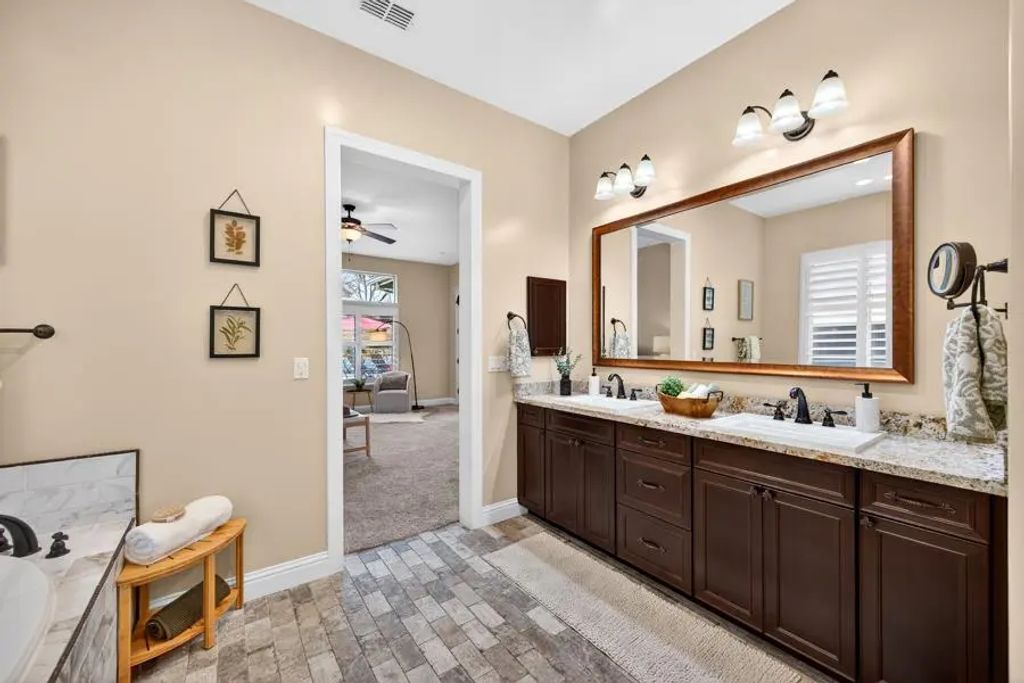 1409 W Colonial Parkway, Roseville