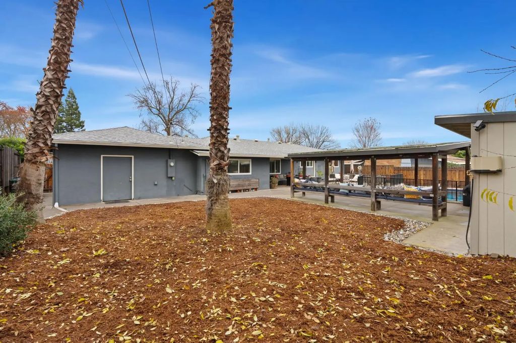 2008 Santa Lucia Way, Carmichael