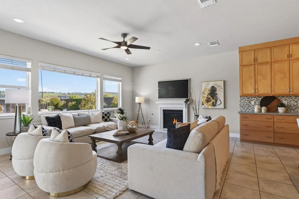 812 Fallen Log Court, Rocklin