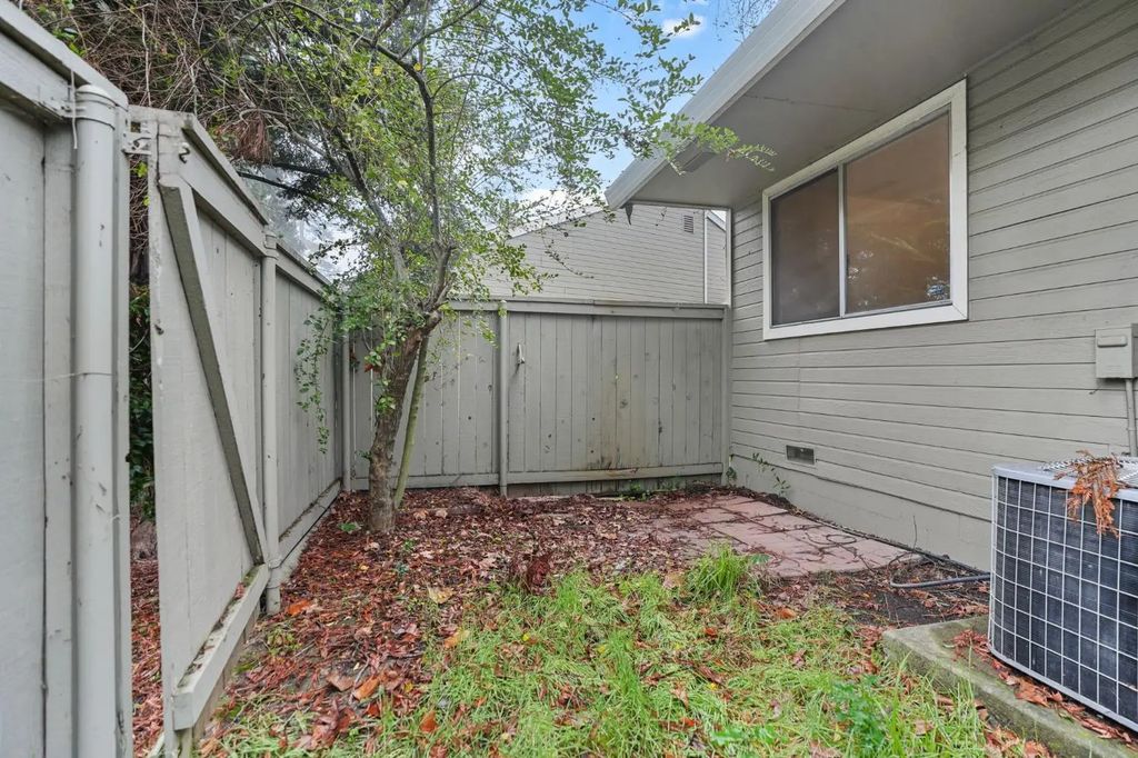 213 Live Oak Circle 2, Roseville