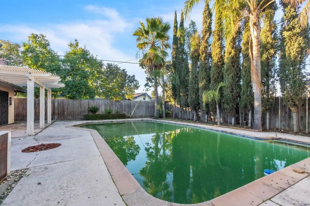 1102 Augusta Way, Roseville