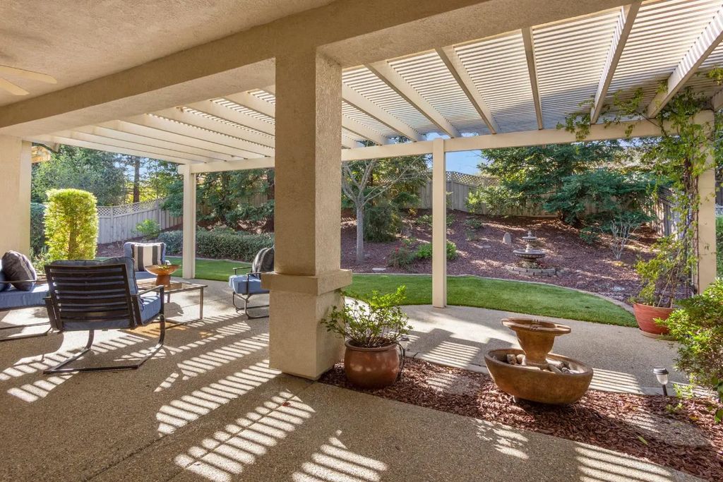 1285 Dapple Dawn Lane, Lincoln
