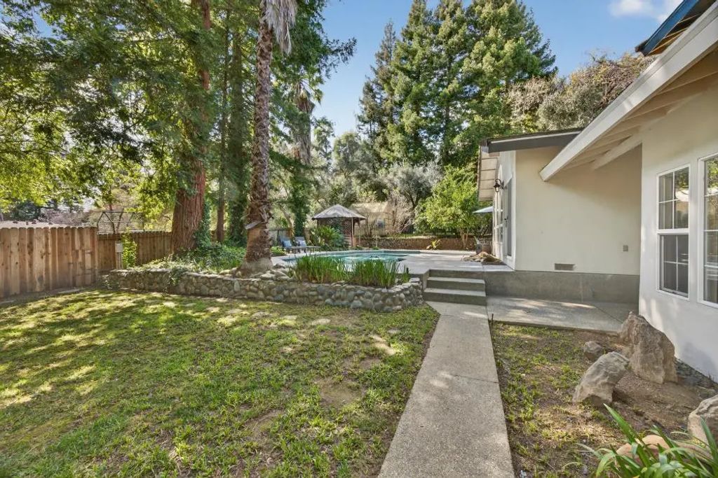8560 Phoenix Avenue, Fair Oaks