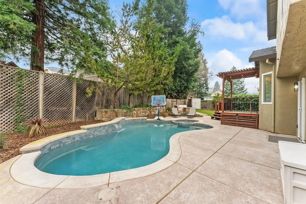 629 Hovey Way, Roseville