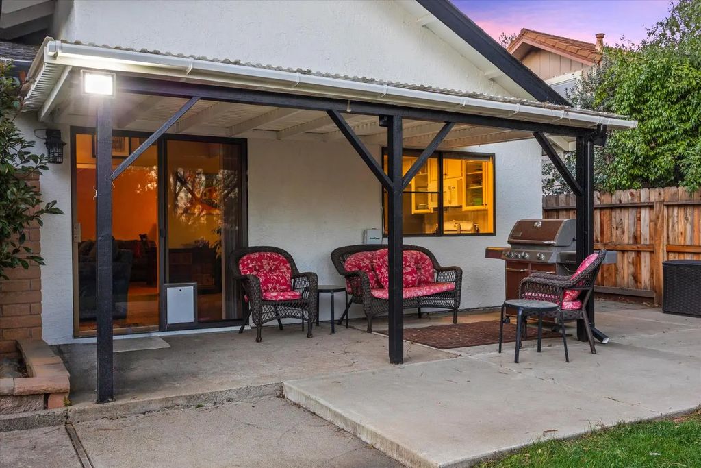 9328 N Winding Oak Drive, Fair Oaks